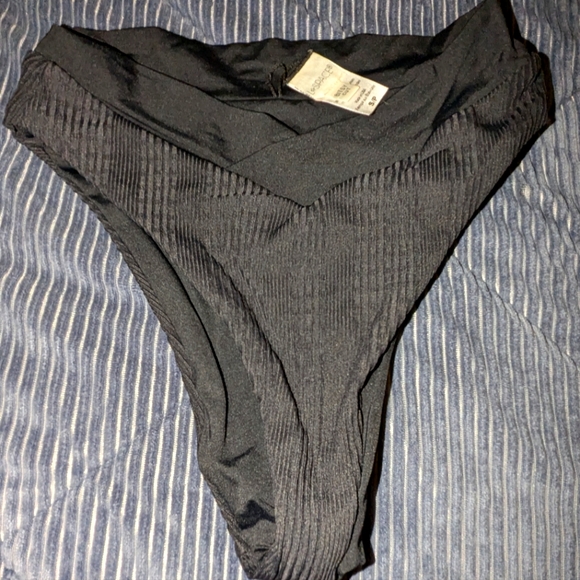 L*space cross over bikini bottoms - Picture 1 of 3